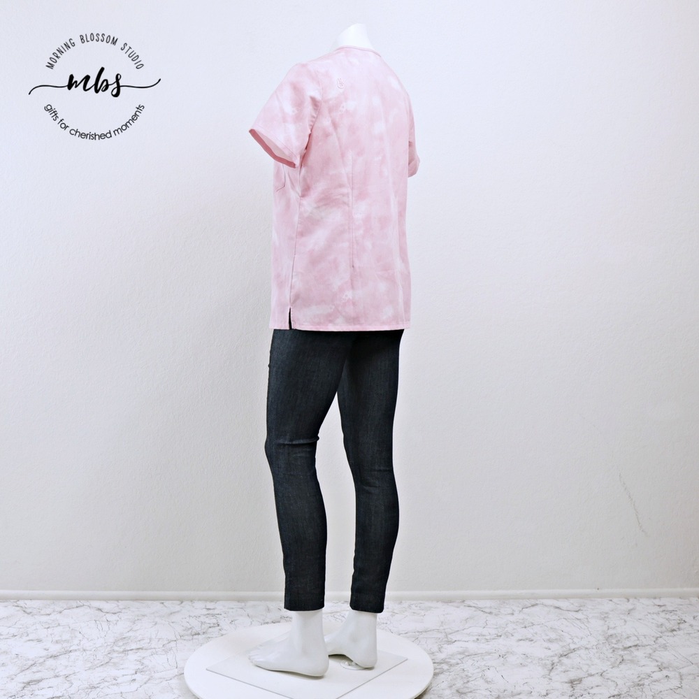 FIGS V-Neck Tie Dye Cloud Wash Single Pocket Scrub Top Pink Women S - Picture 2 of 11